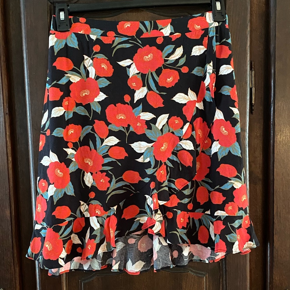 Floral wrap skirt w RUFFLE hem elastic back waist (apx 15”) length apx 21” M NWT